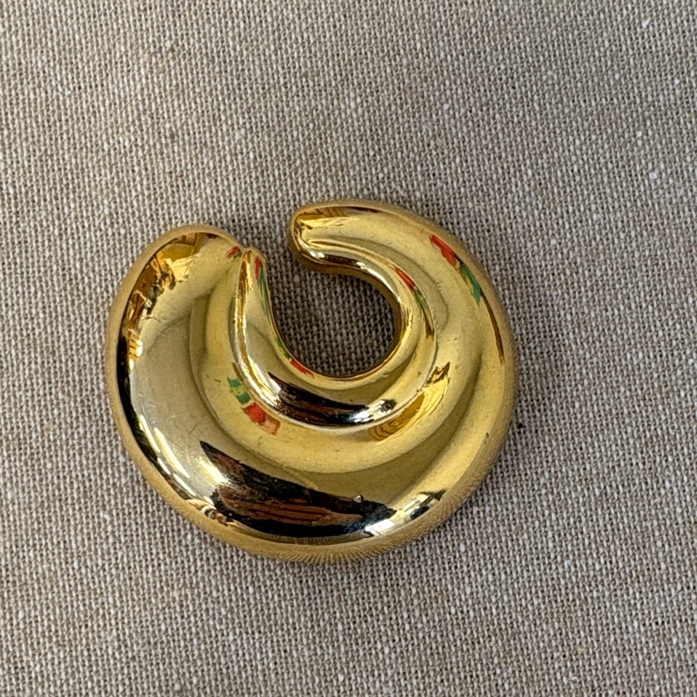 Gold swirl brooch